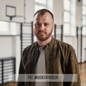W pisaniu chodzi o szczerość. Nie tworzę pod publiczkę czy dla kasy – wywiad z W. Chmielarzem