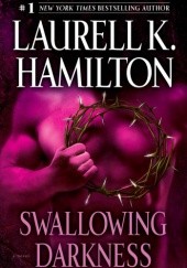 Okładka książki Swallowing Darkness Laurell K. Hamilton