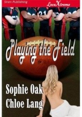 Okładka książki Playing the Field Chloe Lang, Sophie Oak