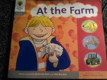 Oxford Reading Tree: Stage 1: Floppy's Phonics: Sounds and Letters: At the Farm (Paperback)