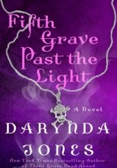 Okładka książki Fifth Grave Past the Light Darynda Jones