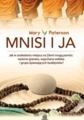 Okładka książki Mnisi i ja. Jak w znalezieniu miejsca na Ziemi mogą pomóc: nasienie granatu, wypchana walizka i grupa śpiewających buddystów? Mary Paterson