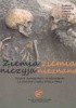 Okładka książki Ziemia niczyja - ziemia nieznana. Schyłek starożytności i średniowiecze na ziemiach między Wisłą a Pilicą Michał Auch,&nbsp;Mateusz Bogucki,&nbsp;Andrzej Buko,&nbsp;Joanna Dmitruk,&nbsp;Paweł Filipowicz,&nbsp;Magdalena Fiłoc,&nbsp;Barbara Fuglewicz,&nbsp;Dariusz Główka,&nbsp;Joanna Kalaga,&nbsp;Mirosława Kupryjanowicz,&nbsp;Tomasz Kurasiński,&nbsp;Zbigniew Lechowicz,&nbsp;Kalina Skóra,&nbsp;Paulina Skorupska,&nbsp;Grzegorz Skrzyński,&nbsp;Katarzyna Stolarska,&nbsp;Piotr Szwarczewski,&nbsp;Maciej Trzeciecki,&nbsp;Edyta Wanczewska