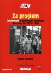 Okładka książki Za progiem. Życie codzienne w przestrzeni publicznej Warszawy lat 1955-1970 Błażej Brzostek
