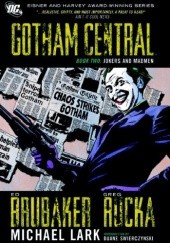 Okładka książki Gotham Central Book 02: Jokers and Madmen Ed Brubaker, Stefano Gaudiano, Matthew Hollingsworth, Michael Lark, Greg Rucka, Greg Scott