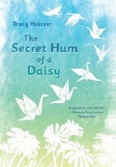 Okładka książki The Secret Hum of a Daisy Tracy Holczer