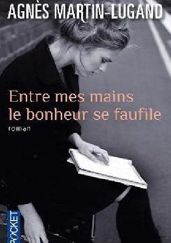 Okładka książki Entre mes mains le bonheur se faufile Agnès Martin-Lugand