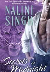 Okładka książki Secrets at Midnight Nalini Singh
