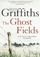 Okładka książki The Ghost Fields Elly Griffiths