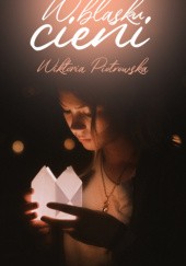 Okładka książki W blasku cieni Wiktoria Piotrowska