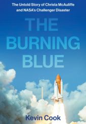 Okładka książki The Burning Blue: The Untold Story of Christa McAuliffe and NASA's Challenger Disaster Kevin Cook