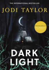 Okładka książki Dark Light Jodi Taylor