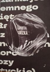 Okładka książki Szklanka jest z ciemnego rżniętego szkła i przypomina późnojesienne jezioro Żaneta Gorzka