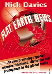 Okładka książki Flat Earth News: An Award-winning Reporter Exposes Falsehood, Distortion and Propaganda in the Global Media Nick Davies