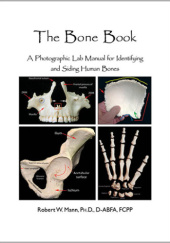 Okładka książki The Bone Book: A Photographic Lab Manual for Identifying and Siding Human Bones Robert W. Mann