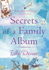 Okładka książki Secrets of a Family Album Isla Dewar