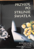 Okładka książki Przyjdę po strunie światła Władysław Graban,&nbsp;Barbara Krężołek Paluchowa,&nbsp;Wojciech Kudyba,&nbsp;Bogdan Loebl,&nbsp;Wanda Łomnicka-Dulak,&nbsp;Danuta Sułkowska,&nbsp;Adam Ziemianin