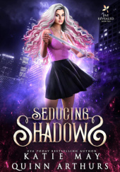 Okładka książki Seducing Shadows autora Quinn Arthurs,&nbsp;Katie May, 9798449145550