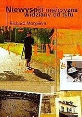 Okładka książki Niewysoki mężczyzna widziany od tyłu Richard Morgieve