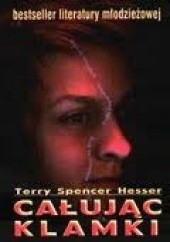Okładka książki Całując klamki Terry Spencer Hesser