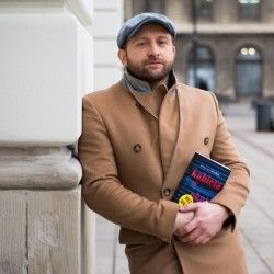 Borys Szyc i „Kobieta w oknie". Nietypowa akcja promująca czytelnictwo startuje 29 stycznia!