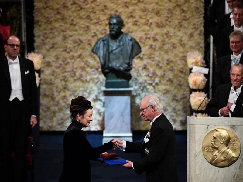 Olga Tokarczuk odebrała Literacką Nagrodę Nobla