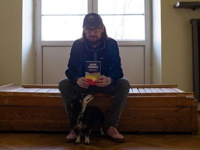 Podróżować umie każdy, ale lepiej umieć siedzieć w domu – wywiad z Juliuszem Strachotą