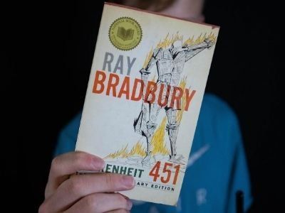  100-lecie urodzin Raya Bradbury’ego: maraton czytania „451 stopni Fahrenheita”