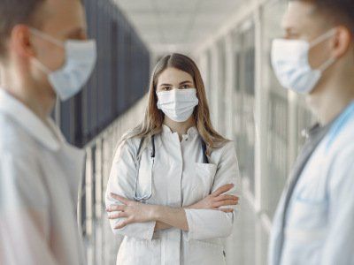  Czy leci z nami... lekarz? Przegląd książek napisanych przez medyków 