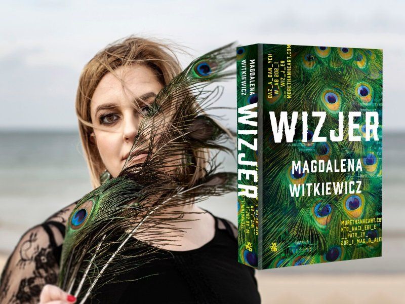   Thriller w białych rękawiczkach. Magdalena Witkiewicz opowiada o powieści „Wizjer”