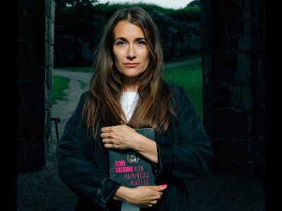  „Lubie fałszywe tropy” – mówi Elina Backman, autorka książki „Kiedy umiera król”