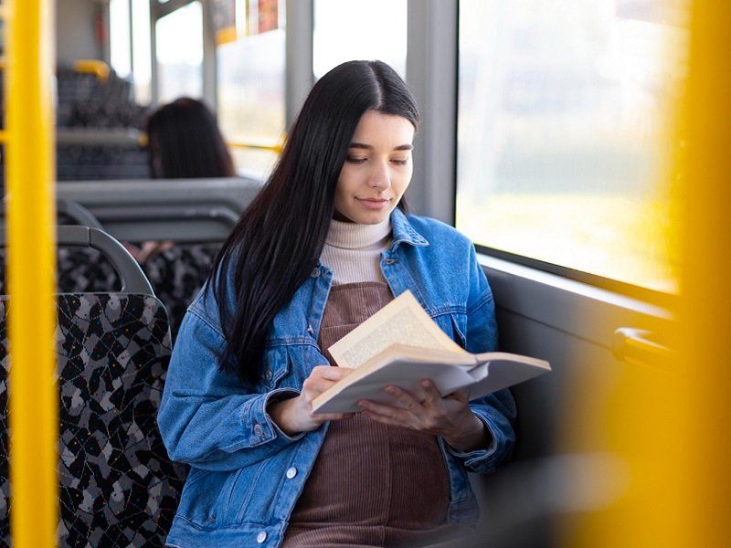 Książka w autobusie i u lekarza, czyli o promocji czytelnictwa
