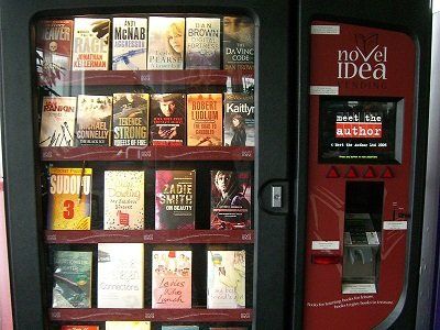  Automat z książkami w szkole podstawowej. Wymaga specjalnej „waluty”