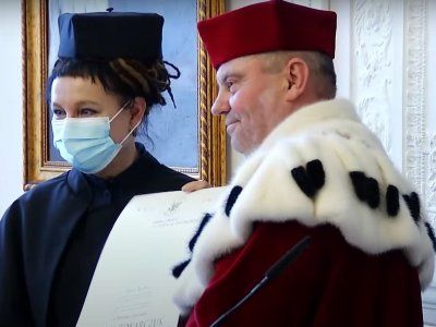 Olga Tokarczuk odebrała doktorat honoris causa UW