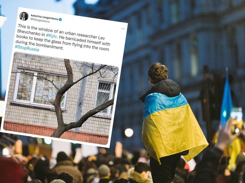Książki przeciw bombom? Wyjątkowe rozwiązanie mieszkańca Kijowa
