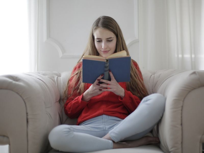 Naukowcy: „Nastolatki czytające książki papierowe są uważniejszymi czytelnikami”