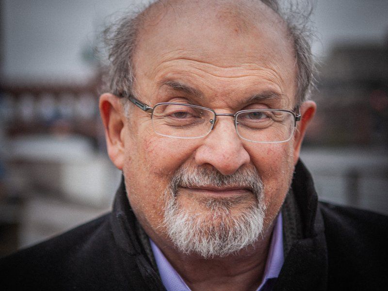 Pisarze z całego świata w akcie solidarności z Salmanem Rushdiem