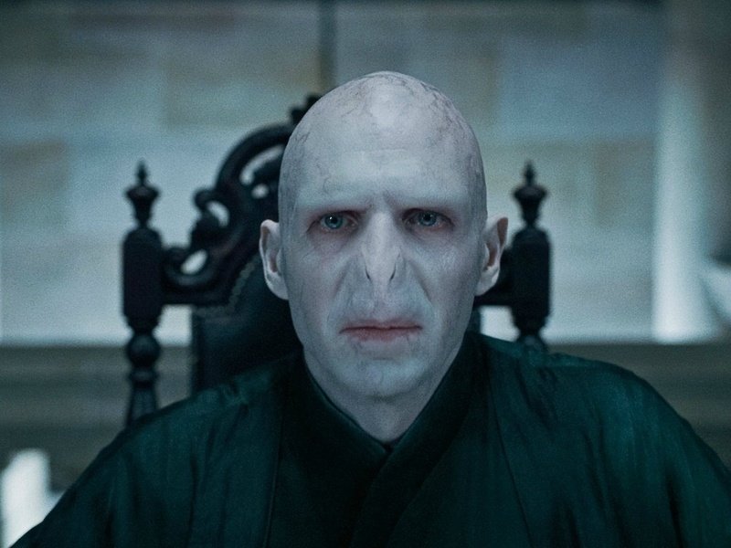 Filmowy Voldemort staje w obronie J.K. Rowling