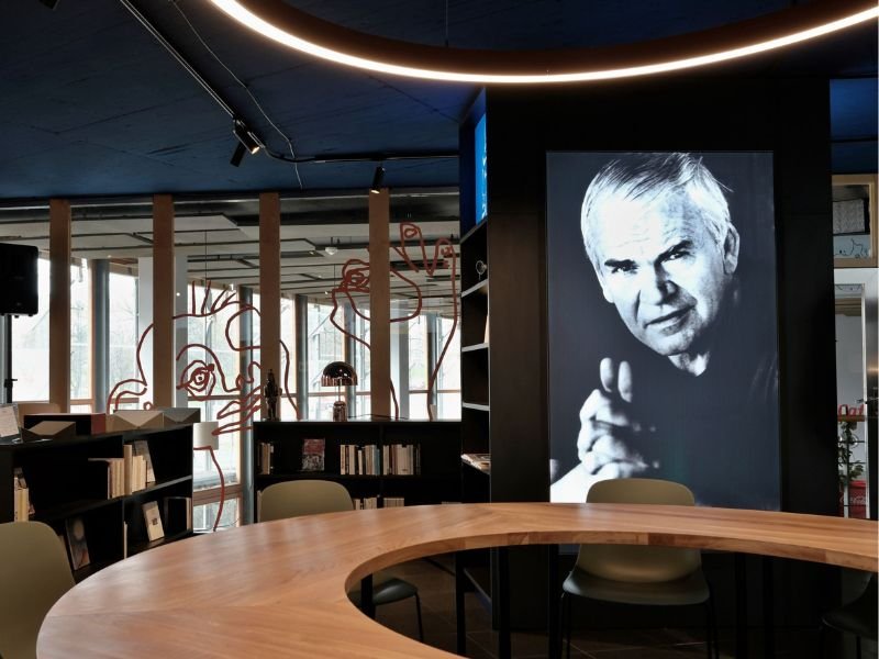 Biblioteka Milana Kundery w Brnie podtrzymuje pamięć o pisarzu. Obejrzyj zdjęcia jej wnętrza