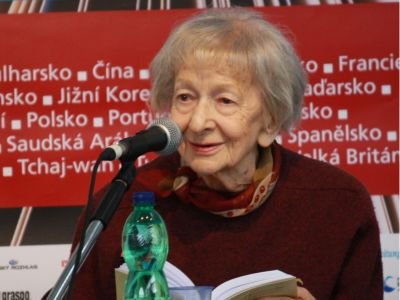 Artykuł „Wisława Szymborska jest najczęściej czytaną poetką w naszym kraju”. Nie chodzi o Polskę