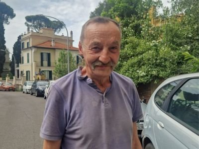 Ma 62 lata, jest bezdomnym rzymianinem, pochodzi z Polski i właśnie podbija włoską scenę literacką