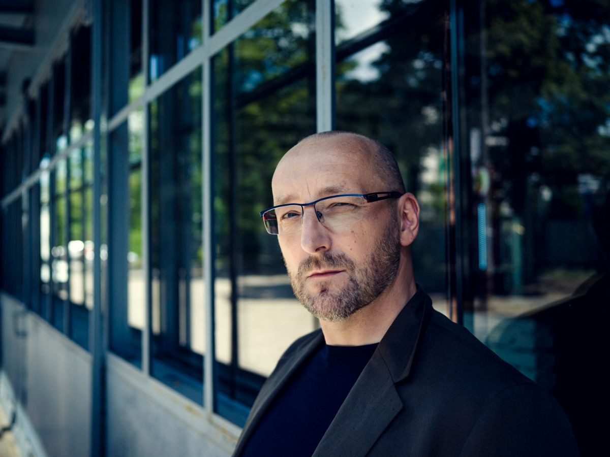 „Nadszedł czas kobiet” – wywiad z Markiem Stelarem, autorem kryminału „Przeprawa”